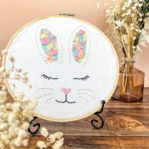 Lapin aux oreilles fleuries